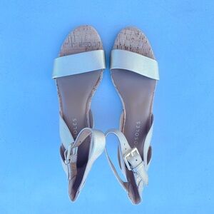 NWOT Aerosols Gold Wedge Sandals